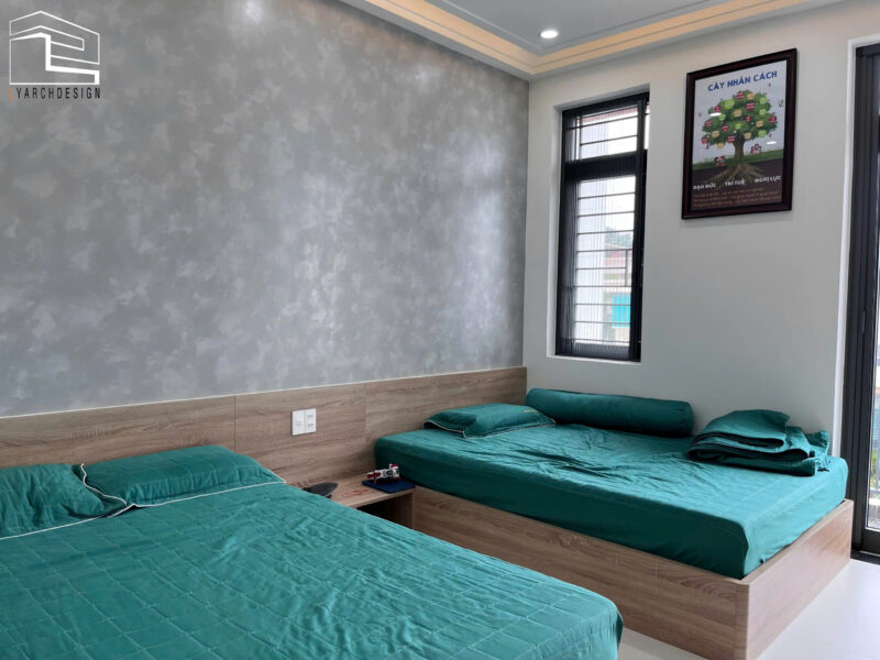 Công trình nhà phố 3 tầng thi công trọn gói 5x20m Phòng ngủ đôi với không gian sáng, thoáng với thiết kế cửa sổ lớn. Diện tích cũng được tối ưu nhờ bố trí không gian hợp lý, nội thất như giường, tủ quần áo cũng được sắp xếp hài hòa.